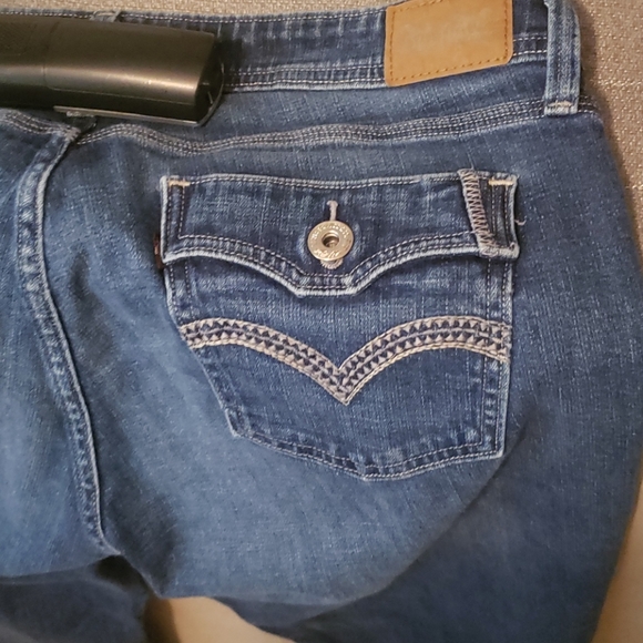 Levi Curvy - Picture 5 of 10